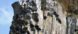 Basalt ist ein Gestein, dass bei Vulkanausbrüchen an die Erdoberfläche geschleudert wird.