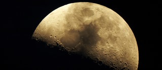 Der Mond halb von der Sonne angestrahlt. Er hat eine trockene Oberfläche ohne Wasser - anders als die Erde.