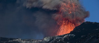 Vulkanausbruch: Asche, Geröll und Lava werden aus dem Erdinneren in die Luft geschleudert.