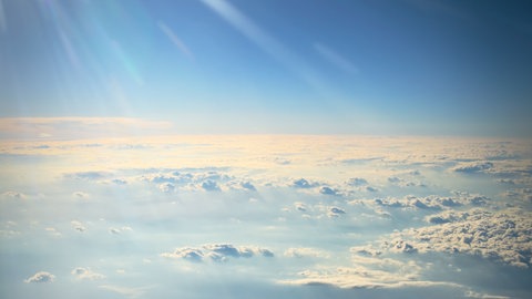 Die Schichten der Atmosphäre: Über den Wolken beginnt die Stratosphäre.