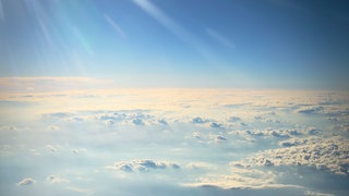 Die Schichten der Atmosphäre: Über den Wolken beginnt die Stratosphäre. 