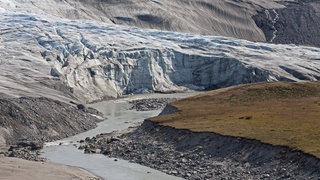 Der Rand des Grönländischen Eisschilds. Die Gletscher der Polargebiete sind Tausende von Metern dick. 