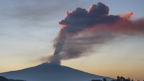 Dicke Rauchwolken steigen aus einem Vulkan: Nicht überall auf der Erde gibt es Vulkane, die meisten liegen am Rand der Kontinentalplatten.