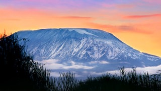 Der Kilimandscharo wirkt massiv und stabil: Berge sind aber ständig in Bewegung durch die Verschiebung der Kontinentalplatten.