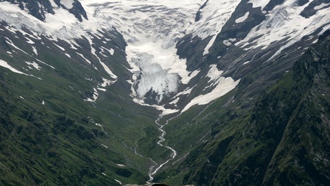 Panoramasicht auf ein Gletschertal. In Form von Gletschereis formt Wasser kerbförmige Flusstäler zu runden Trogtälern.
