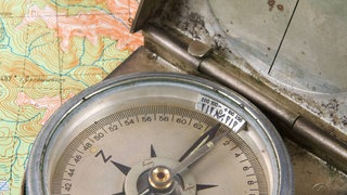 Kompass und Karte - damit kann man sich in der Natur orientieren. 