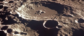 Die Oberfläche des Mondes ist voll mit Kratern. Von der Erde sehen sie aus wie Flecken.