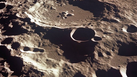 Die Oberfläche des Mondes ist voll mit Kratern. Von der Erde sehen sie aus wie Flecken.