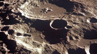 Die Oberfläche des Mondes ist voll mit Kratern. Von der Erde sehen sie aus wie Flecken.