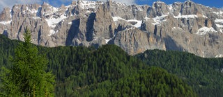 Die Bergkette der Dolomiten in den Alpen: Sie sind aus einem ehemaligen Riff entstanden, Muscheln findet man im Kalkstein heute noch.