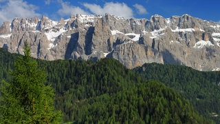 Die Bergkette der Dolomiten in den Alpen: Sie sind aus einem ehemaligen Riff entstanden, Muscheln findet man im Kalkstein heute noch.