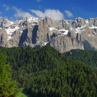 Die Bergkette der Dolomiten in den Alpen: Sie sind aus einem ehemaligen Riff entstanden, Muscheln findet man im Kalkstein heute noch.