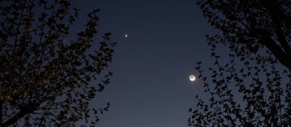 Mond und Venus am Abendhimmel. Die Venus wird oft als Abendstern bezeichnet, ist aber kein Stern, sondern ein Planet, weil sie nicht selber leuchtet.