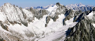 Der Mont Blanc in den Alpen: Gebirge wachsen von unten und werden oben von Wind und Wetter abgetragen - ein ständiger Wettlauf.