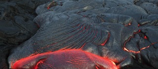 Magma befindet sich im Erdinneres. Wenn sie bei einem Vulkanausbruch nach draußen kommt, wird sie zu Lava.