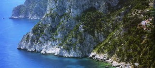 Steilküste an der Insel Capri im Mittelmeer. Ist die Brandung des Meers stark genug, kann sie selbst hartes Gestein abtragen. 