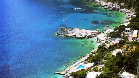 Steilküste an der Insel Capri im Mittelmeer. Ist die Brandung des Meers stark genug, kann sie selbst hartes Gestein abtragen.