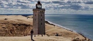 Wanderdüne in Dänemark hat einen Leuchturm eingeschlossen: Erosion durch Wind - der Sand wird Richtung Land geweht.