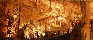 Riesige Tropfsteinhöhle: In Karst-Landschaften wie der Schwäbischen Alb gibt es tausende Höhlen im Kalkstein.