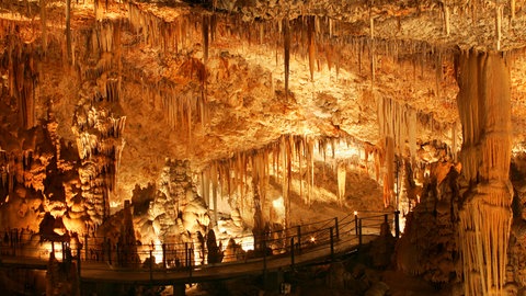 Riesige Tropfsteinhöhle: In Karst-Landschaften wie der Schwäbischen Alb gibt es tausende Höhlen im Kalkstein.