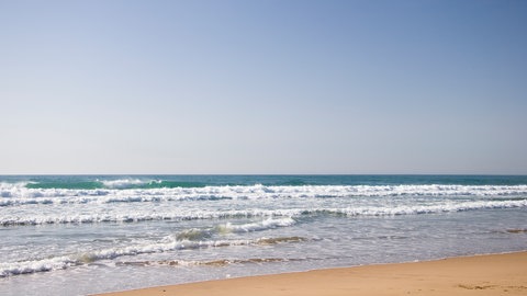 Welche Rohstoffe gibt es am Meeresboden? Am Sandstrand sind sie nicht sichtbar.