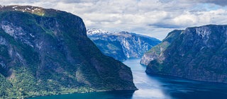 Panoramasicht auf den Aurlandsfjord in Norwegen. Steile Täler wie dieses wurden von Gletschern in die Landschaft gegraben.