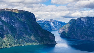 Panoramasicht auf den Aurlandsfjord in Norwegen. Steile Täler wie dieses wurden von Gletschern in die Landschaft gegraben.