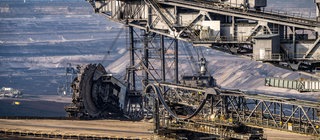 Braunkohleabbau in Deutschland: Kohle ist einer der Rohstoffe, die im Erdäußeren vorkommen. 