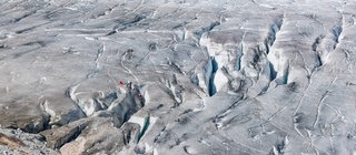 Gletscherspalten auf dem Rhonegletscher in der Schweiz. Die tiefen Risse im Eis des Gletschers sind gefährlich für den Menschen.