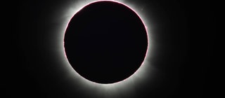 Sonnenfinsternis: Von der Erde aus gesehen verdeckt der Mond die Sonne komplett.