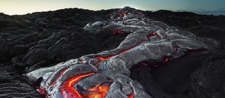 Glühende Lava nach einem Vulkanausbruch: Was passiert in der Erdkruste? 