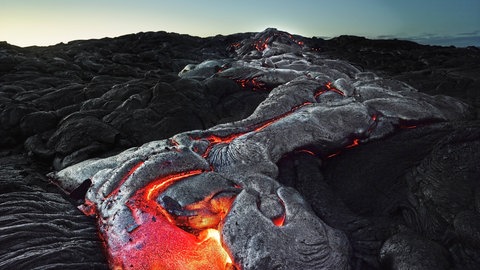 Glühende Lava nach einem Vulkanausbruch: Was passiert in der Erdkruste?