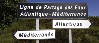 Schilder markieren den französischen Teil der Wasserscheide zwischen Mittelmeer und Atlantik.