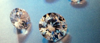 Edelsteine sind ganz seltene, harte und durchsichtige Steine aus dem Erdinneren. 