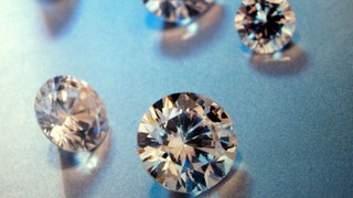 Edelsteine sind ganz seltene, harte und durchsichtige Steine aus dem Erdinneren. 