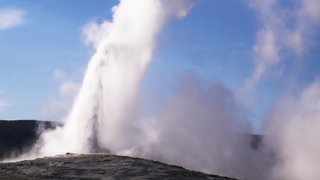 Fontäne eines Geysir schießt in die Höhe: Warme Quellen und Geyire sind Anzeichen von Vulkanismus