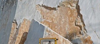 Metamorphe Gesteine entstehen im Erdinneren durch hohen Druck - wie zum Beispiel Marmor aus Kalkstein.