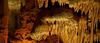 Tropfsteinhöhlen mit riesigen Säulen in Karst-Landschaften.