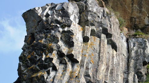 Basalt ist ein Gestein, dass bei Vulkanausbrüchen an die Erdoberfläche geschleudert wird.