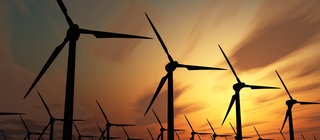 Windkraftanlage im Sonnenuntergang: Mit Windrädern Strom gewinnen - wie geht das?