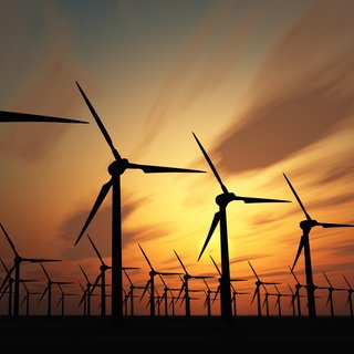 Windkraftanlage im Sonnenuntergang: Mit Windrädern Strom gewinnen - wie geht das?