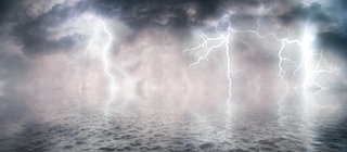 Blitze schlagen ins Wasser ein