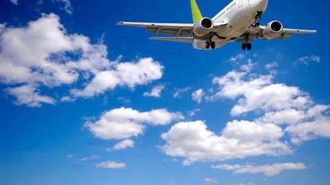 Flugzeug am blauen Himmel: Die Maschinen nutzen die Corioliskraft und den Jetstream als Antrieb auf langen Flügen.