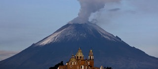 Vulkan mit Rauchwolke: Nicht alle Vulkane sind klassische Berge mit einer Spitze aus der Lava und Rauch kommt.