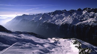Schnebedeckte Alpen: Sie entstanden beim Zusammenstoß der eurasischen und afrikanischen Kontinentalplatte