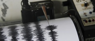 Mit einem Seismographen analysieren Forscher die Bewegungen in und auf der Erde.