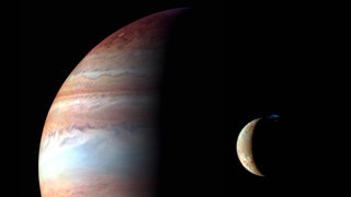 Jupiter und Vulkan, einer seiner Monde. Die meisten Planeten in unserem Sonnensystem haben mindestens einen Mond.