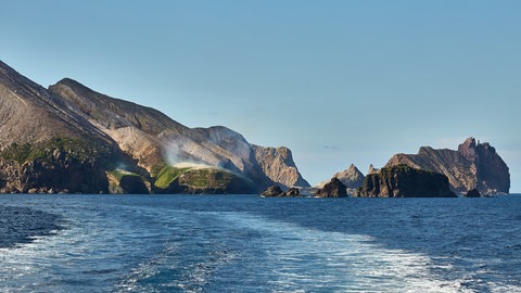 Vulkane auf Island sind Teil des Mittelatlantischen Rückens, der durch Magma aus dem Erdinneren entsteht, wenn Platten auseinander driften.
