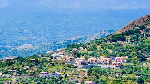 Am Fuß von Vulkanen ist der Boden durch die Lava besonders fruchtbar und eignet sich für die Landwirtschaft.