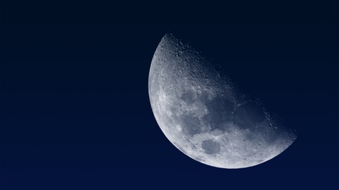 Der Mond am Himmel - von unten von der Sonne angeschienen.